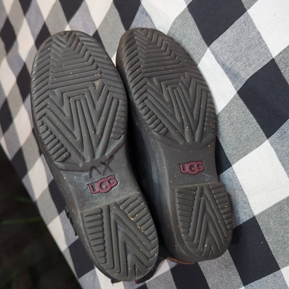 UGG Simmens Boots - Picture 6 of 9